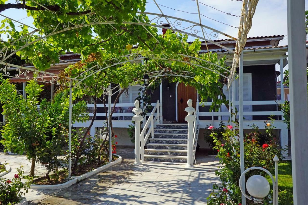 Villa Fofo - Beautiful Sea Front Villa With 650M2 Garden Nea Kallikrateia Exteriér fotografie