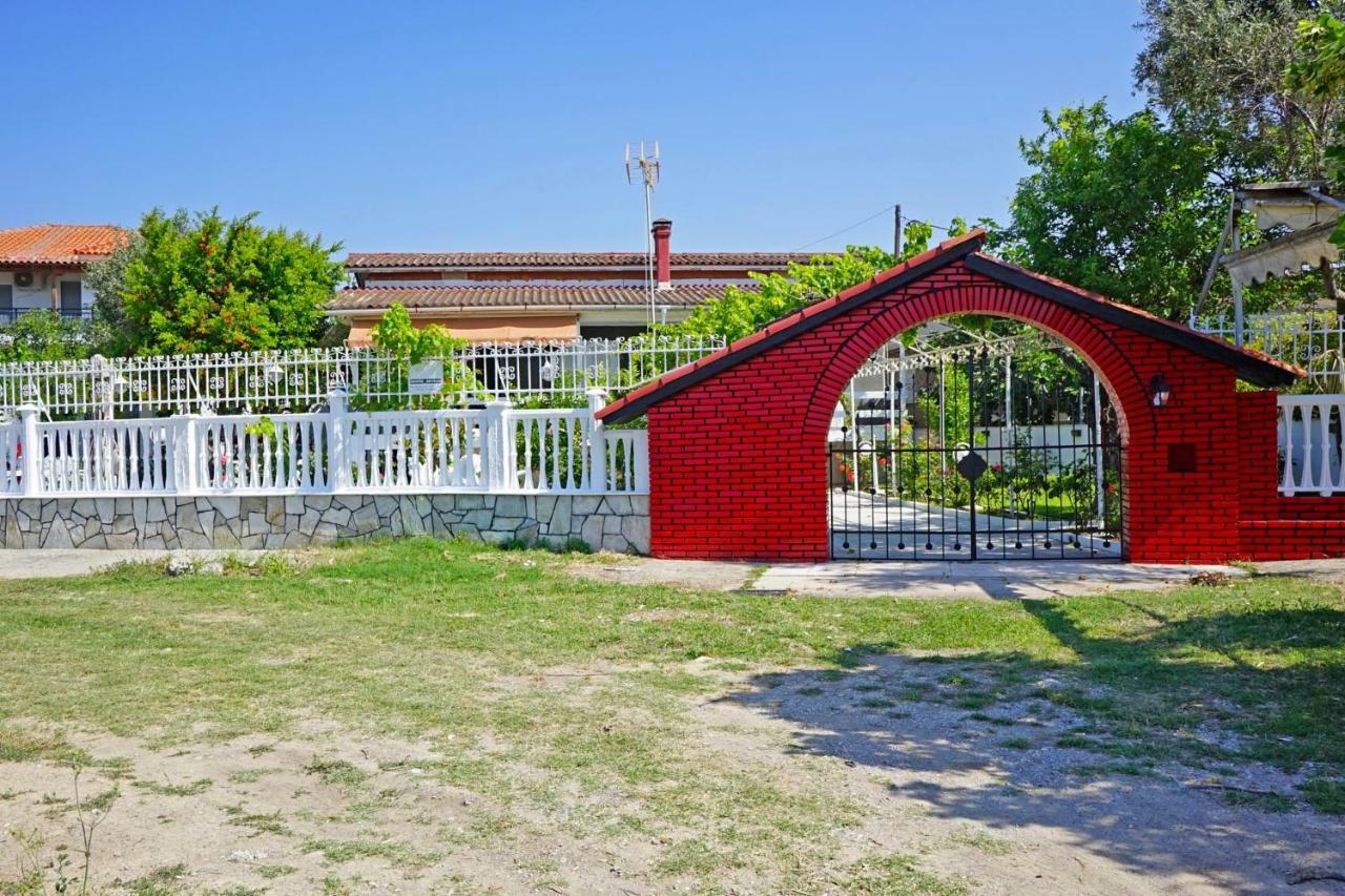 Villa Fofo - Beautiful Sea Front Villa With 650M2 Garden Nea Kallikrateia Exteriér fotografie