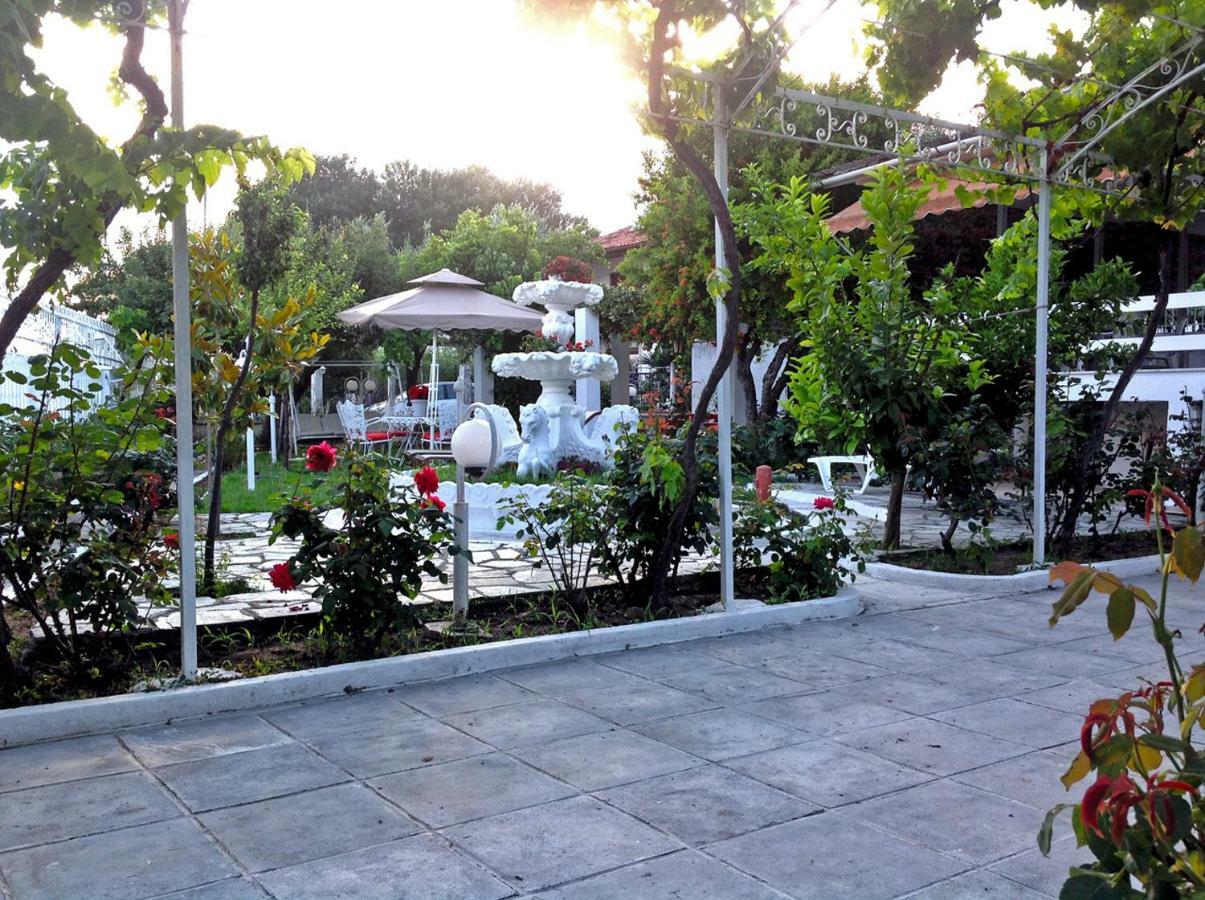 Villa Fofo - Beautiful Sea Front Villa With 650M2 Garden Nea Kallikrateia Exteriér fotografie