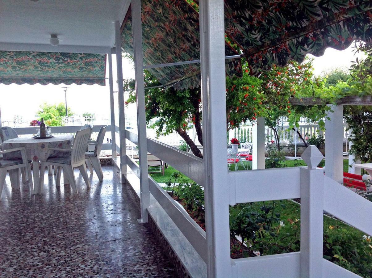 Villa Fofo - Beautiful Sea Front Villa With 650M2 Garden Nea Kallikrateia Exteriér fotografie