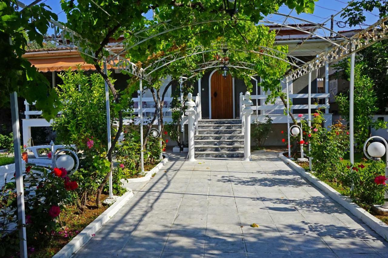 Villa Fofo - Beautiful Sea Front Villa With 650M2 Garden Nea Kallikrateia Exteriér fotografie